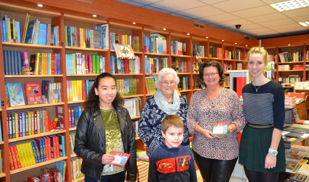 Van links naar rechts: hoofdprijswinnares Fleur-Li Dierkx, de dames Kruf en Wolswijk, medewerkster Fleur van Boekhandel Vermeulen en voor Daan Weijts.