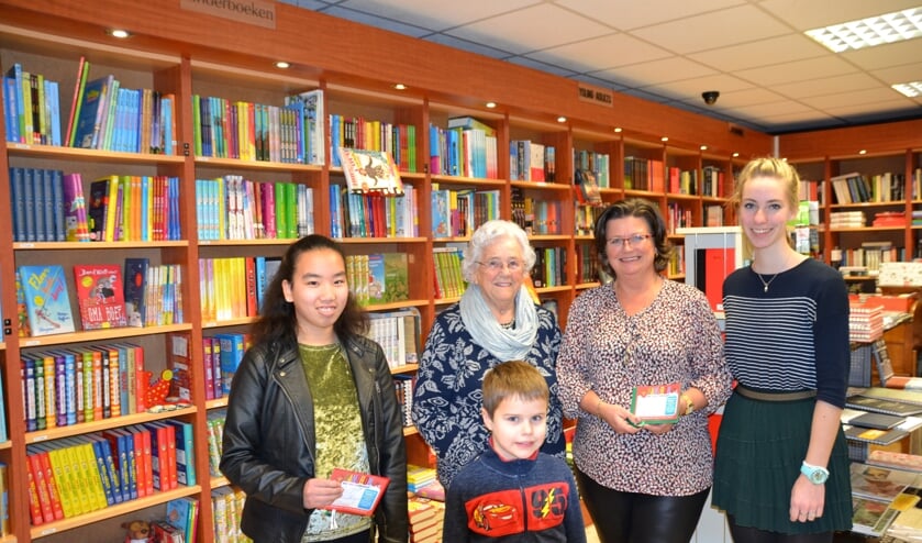 Van links naar rechts: hoofdprijswinnares Fleur-Li Dierkx, de dames Kruf en Wolswijk, medewerkster Fleur van Boekhandel Vermeulen en voor Daan Weijts.