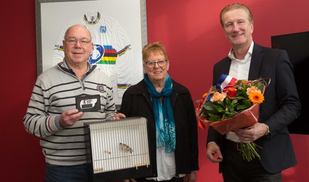 Cees van der Linden werd vorig jaar nog gehuldigd in verband met zijn prestaties in de vogelsport.