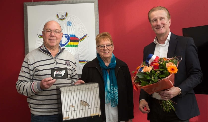 Cees van der Linden werd vorig jaar nog gehuldigd in verband met zijn prestaties in de vogelsport.
