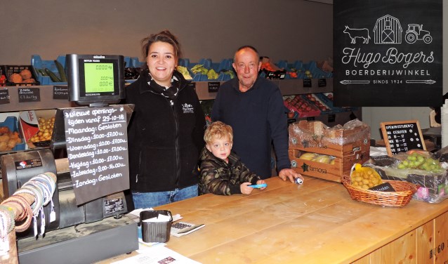 De kleine Noud, zoon van Malu, groeide op in de boerderijwinkel van Hugo.