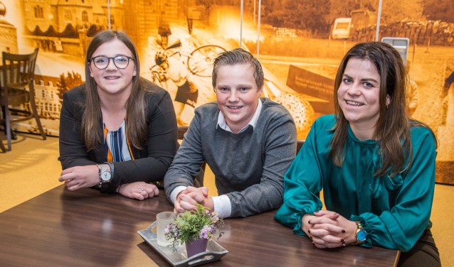 Sanne en Roy van Wezel en Ashley Willemsen bewaren de rust in de permanence.