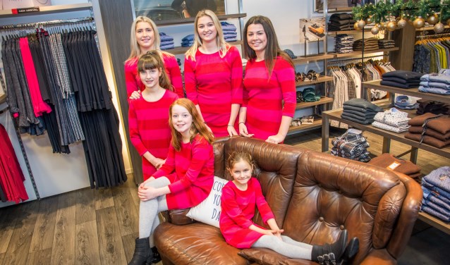 Rondemissen Anne, Valerie en Eva, met minimissen Nore, Amber en Jinthe.