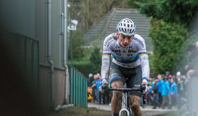 Bij het ingaan van de laatste ronde hoeft Mathieu van der Poel niet meer achterom te kijken (foto ter illustratie van NK veldrijden).