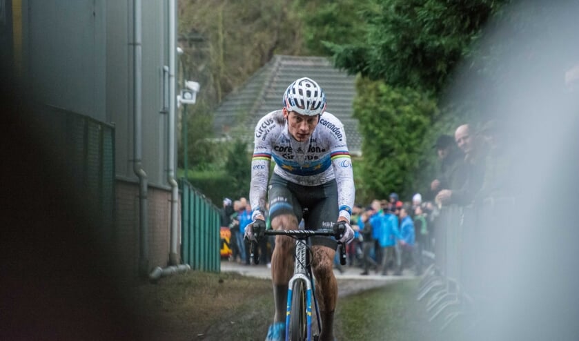 Bij het ingaan van de laatste ronde hoeft Mathieu van der Poel niet meer achterom te kijken (foto ter illustratie van NK veldrijden).