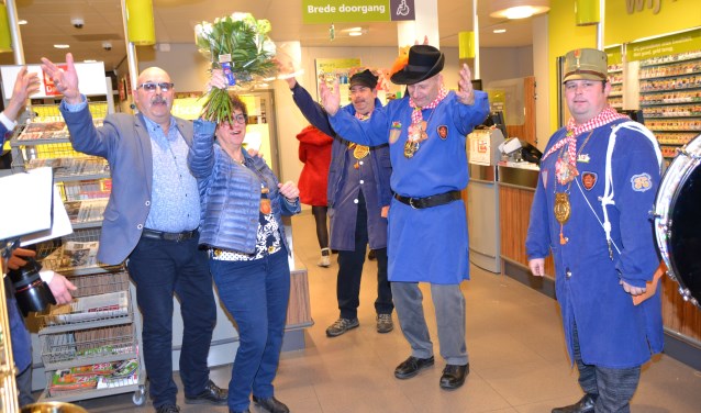 Prins Ambrosio IX reikte de 'Gedoetertoe' uit aan Chris en Mia Grinwis.