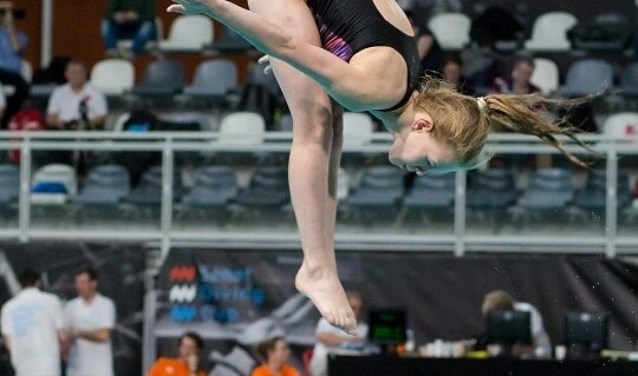 Melissa van 't Wout in actie bij het schoonspringen.
