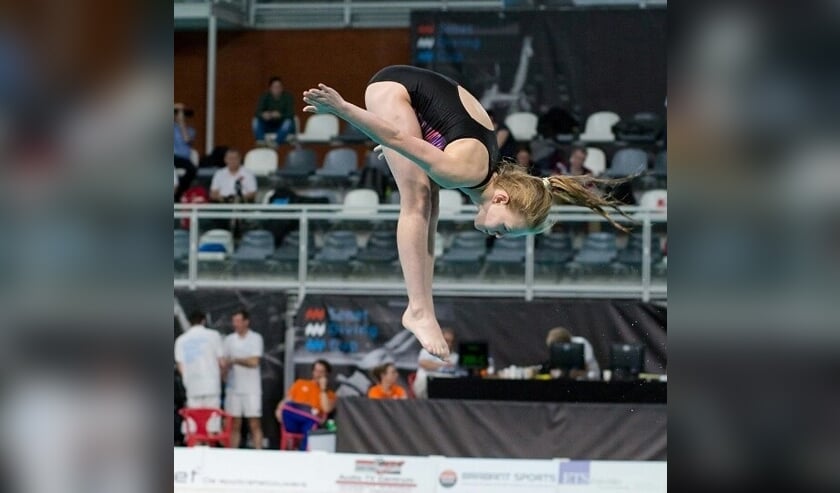Melissa van 't Wout in actie bij het schoonspringen.