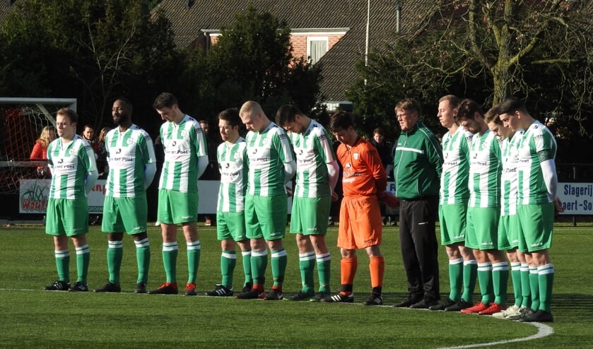 Eén minuut eerbetoon aan ODIO-erelid Louis Schroeijers voor aanvang van de derby.