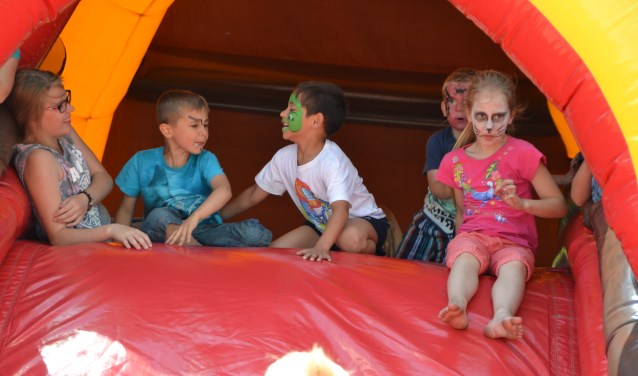 Met de vergoeding wordt het voor ouders mogelijk om hun kinderen (tijdelijk) naar de kinderopvang te brengen.