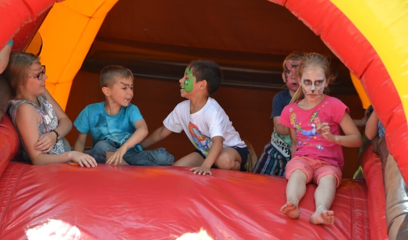 Met de vergoeding wordt het voor ouders mogelijk om hun kinderen (tijdelijk) naar de kinderopvang te brengen.