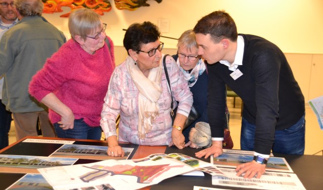 Op een druk bezochte informatieavond in de Wittenhorst worden veel vragen over Project Vogelenzang beantwoord.