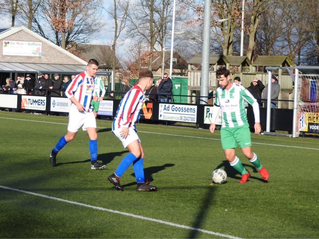 Mitchell Elenbaas in duel met Johan van Kalmthout.