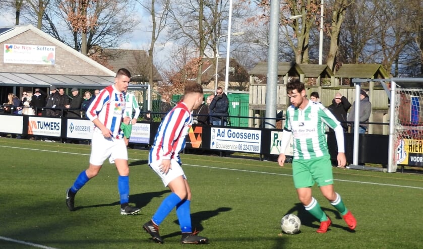 Mitchell Elenbaas in duel met Johan van Kalmthout.