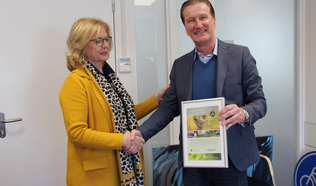 Wethouder Hans de Waal en mevrouw van Nes van Brabants Landschap ontvangen het certificaat.