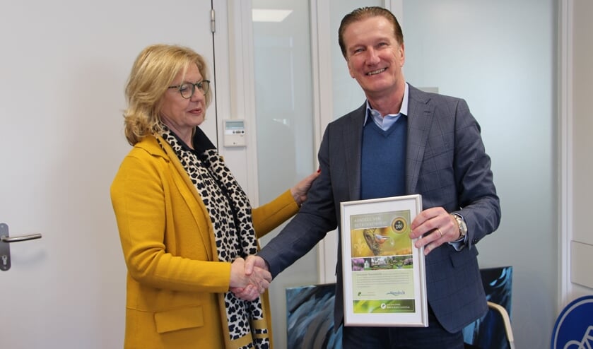Wethouder Hans de Waal en mevrouw van Nes van Brabants Landschap ontvangen het certificaat.