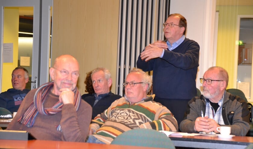 Vanuit aanwezigen bij de vergadering van Dorpsraad Halsteren werden kritische vragen gesteld over windmolens.