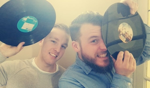 Al vanaf jonge leeftijd kon Jesper (links) meegenieten van de lp's die zijn broer Bas (rechts) draaide.