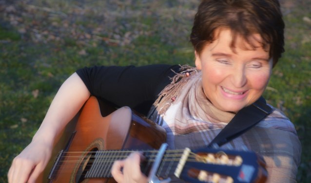 Anja van der Weegen zingt al haar hele leven en presenteert nu een cd.