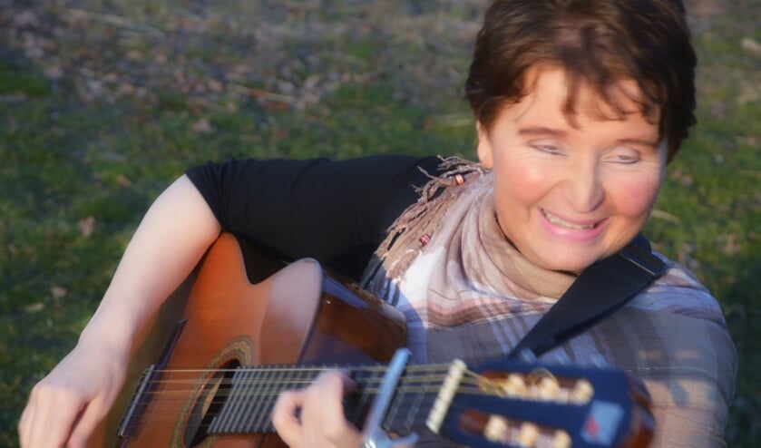 Anja van der Weegen zingt al haar hele leven en presenteert nu een cd.