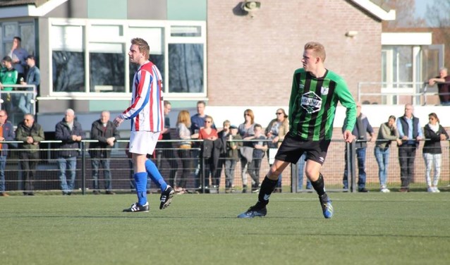 Concentratie bij Joey van Hooijdonk (METO) en Nick Stolwerk (WVV'67).