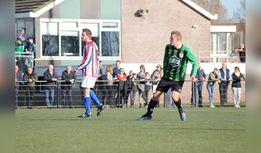 Concentratie bij Joey van Hooijdonk (METO) en Nick Stolwerk (WVV'67).