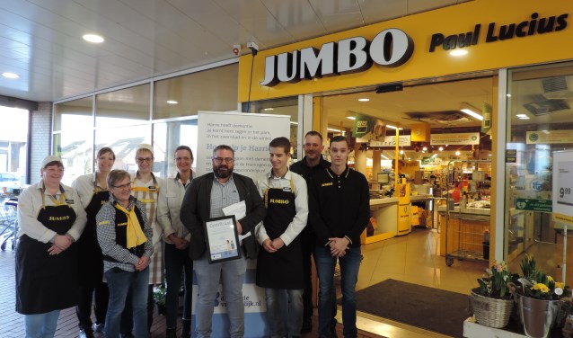 Paul Lucius ontvangt samen met zijn team als eerste in de gemeente Woensdrecht het certificaat 'dementievriendelijk'.