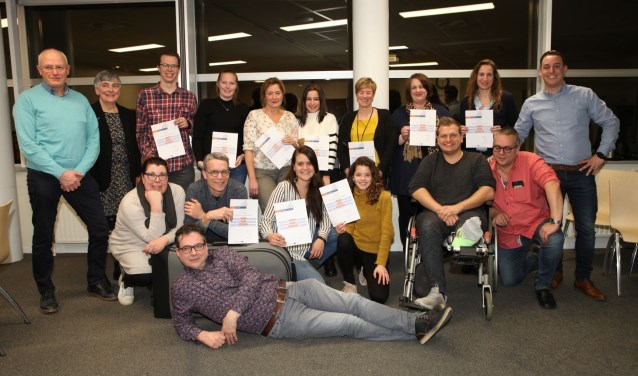 De elf cursisten kregen hun diploma uit handen van de wethouder.
