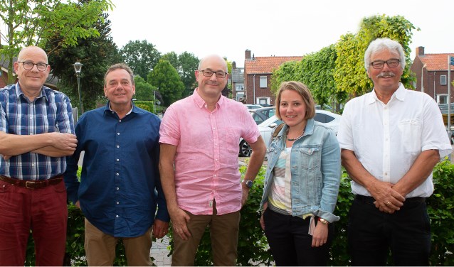 Het bestuur van het Dorpsplatform Woensdrecht. V.l.n.r. Kees Gravemaker, Herman Heins, Gerard v.d. Bergh, Marjolein v. Put die sinds vandaag Niek van Essen opvolgt en voorzitter Jac Smeijers.