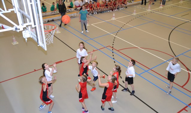 Jongeren tijdens het schoolbasketbaltoernooi.