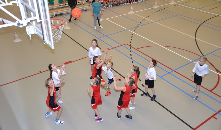 Jongeren tijdens het schoolbasketbaltoernooi.