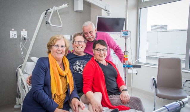 Wim de Jong in het midden, met zijn maatje Cees van Loon, zijn echtgenote Jeanne en Cees' vrouw Mariandl.