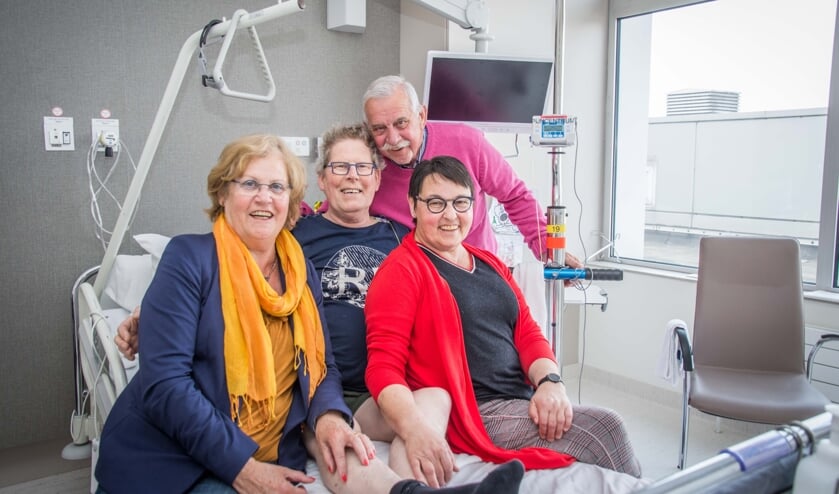 Wim de Jong in het midden, met zijn maatje Cees van Loon, zijn echtgenote Jeanne en Cees' vrouw Mariandl.