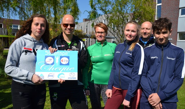 Uitreiking van de cheque door leerlingen van Steenspil aan leden van Roparunteam De Brabantse Wal.