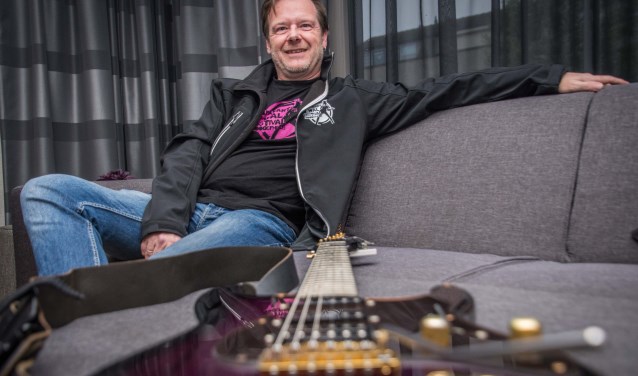 Patrick Beuckelaers is niet alleen stagemanager maar ook gitarist.