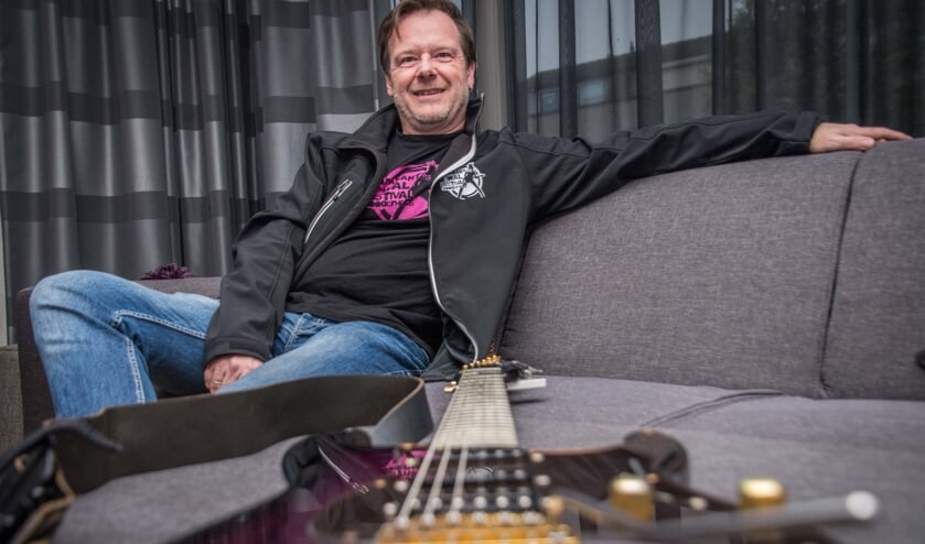 Patrick Beuckelaers is niet alleen stagemanager maar ook gitarist.
