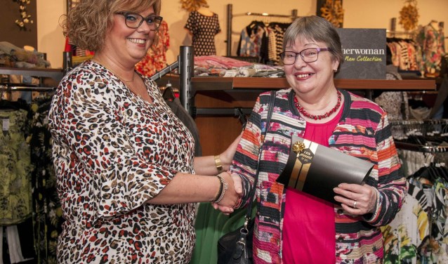 Mevrouw van Geel uit Hoogerheide ontvangt de hoofdprijs, een fashioncheque van €500 uit handen van eigenaresse Anita Sebrechts.