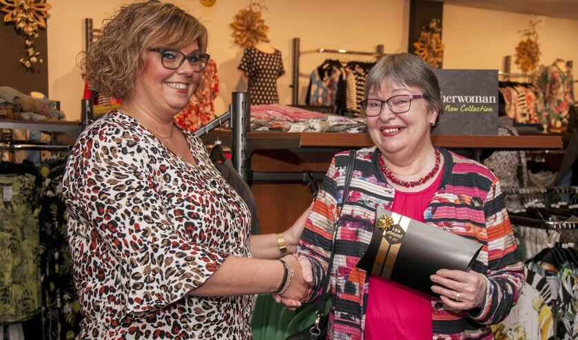 Mevrouw van Geel uit Hoogerheide ontvangt de hoofdprijs, een fashioncheque van €500 uit handen van eigenaresse Anita Sebrechts.