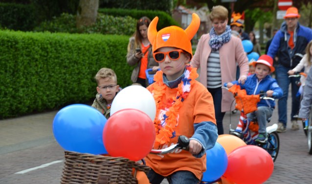 Een kleurrijke versierde fietsen stoet trekt weer naar Landgoed de Beek.
