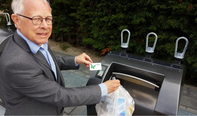 Wethouder Henk Kielman met afvalinzameling in portefeuille geeft het voorbeeld.