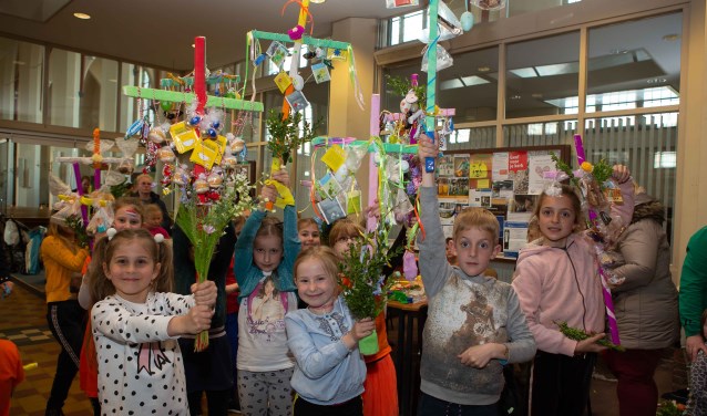 De kinderen deden erg hun best en tonen trots het resultaat van de palmpaasstokken.