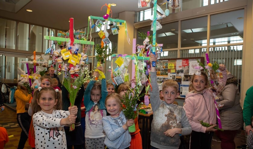 De kinderen deden erg hun best en tonen trots het resultaat van de palmpaasstokken.