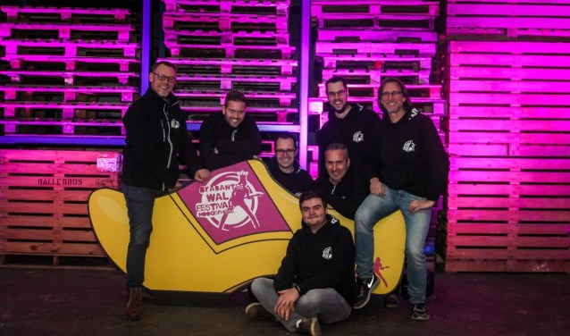 Vlnr: Mark Sebrechts, Ivar Brouwer, Willem de Jong, Mark van Loon, Stefan Konings, Niels van Elzakker en hoffotograaf Patrick van Loon.