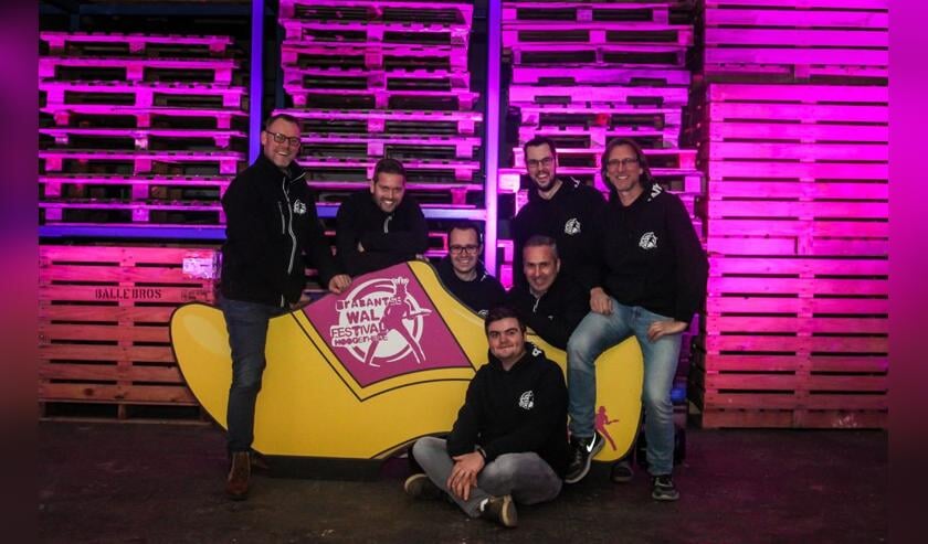 Vlnr: Mark Sebrechts, Ivar Brouwer, Willem de Jong, Mark van Loon, Stefan Konings, Niels van Elzakker en hoffotograaf Patrick van Loon.