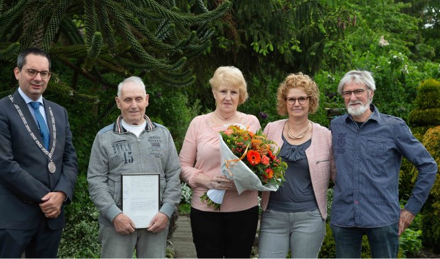 Het diamanten bruidspaar samen met burgemeester Steven Adriaansen, hun dochter Lisette en schoonzoon John.