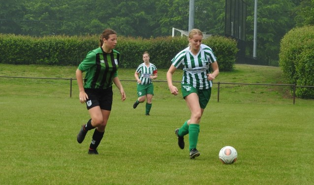 Daniëlle van der Poel (ODIO) in duel met Fleur Kuijper (WVV'67).