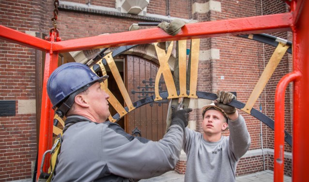 Voorzichtig wordt het uurwerk losgemaakt en neergelegd.