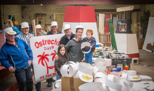 Mensen van de bouwclub bij het doorkomstcomité in Ossendrecht offeren hun tijd graag op voor de Roparun.