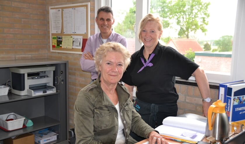 Ria de Bruijn (voor) en Ad de Bruijn met een medewerkster van de Colweghe in het nieuwe Plusbus-kantoor.