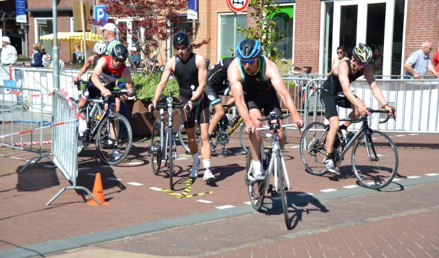 Op het Ouwe Raedthuysplein wordt gewisseld van lopen naar fietsen.